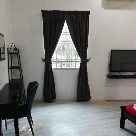 Roomstay Hj Esmon Parit Raja Uthm Exterior foto