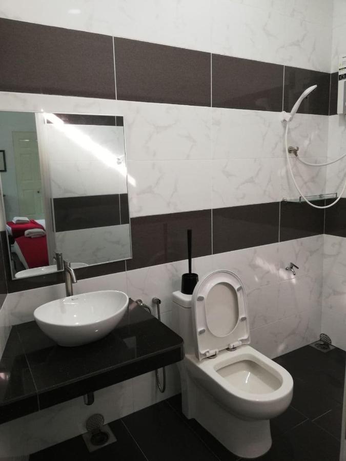 Roomstay Hj Esmon Parit Raja Uthm Exterior foto