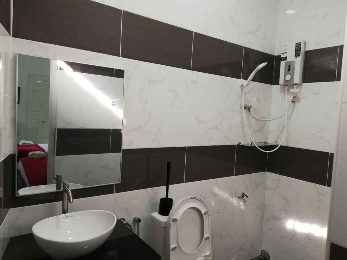 Roomstay Hj Esmon Parit Raja Uthm Exterior foto