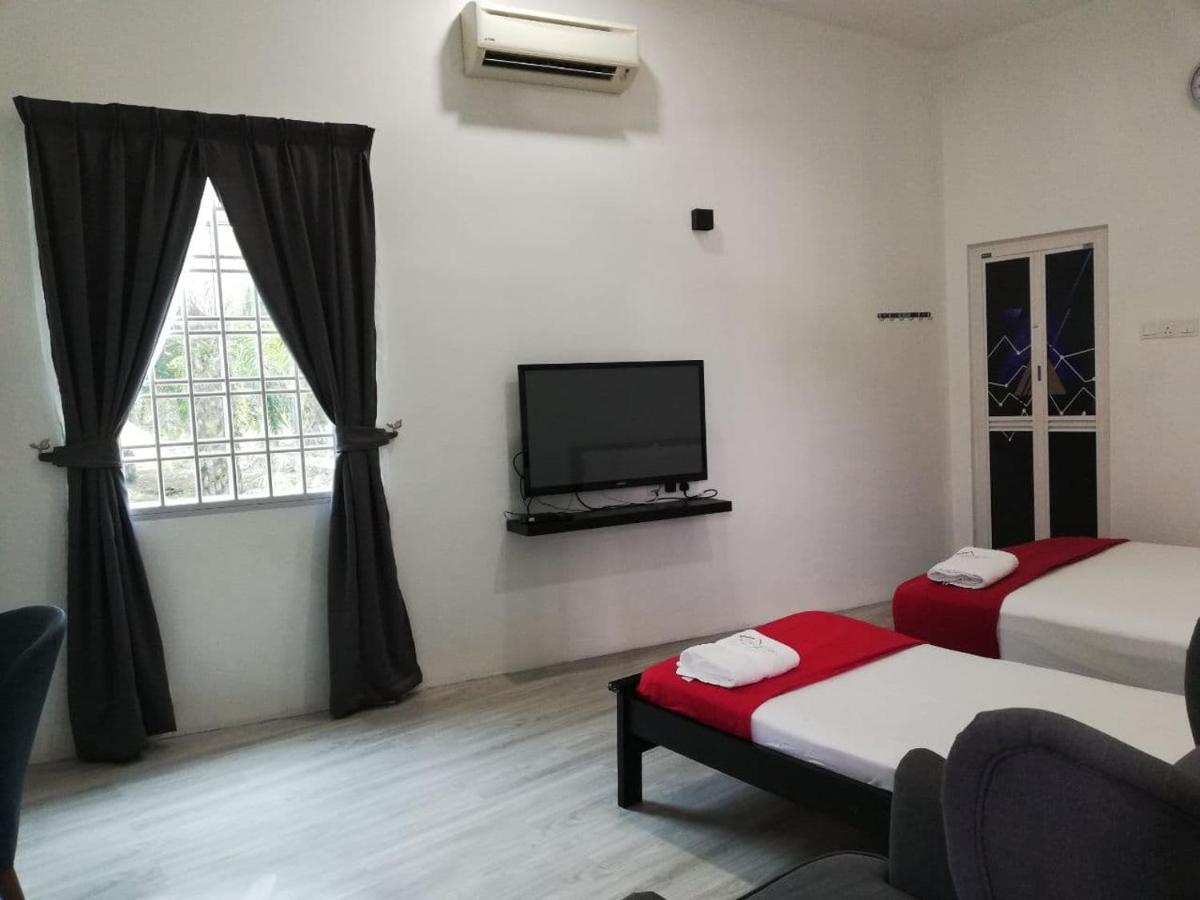 Roomstay Hj Esmon Parit Raja Uthm Exterior foto